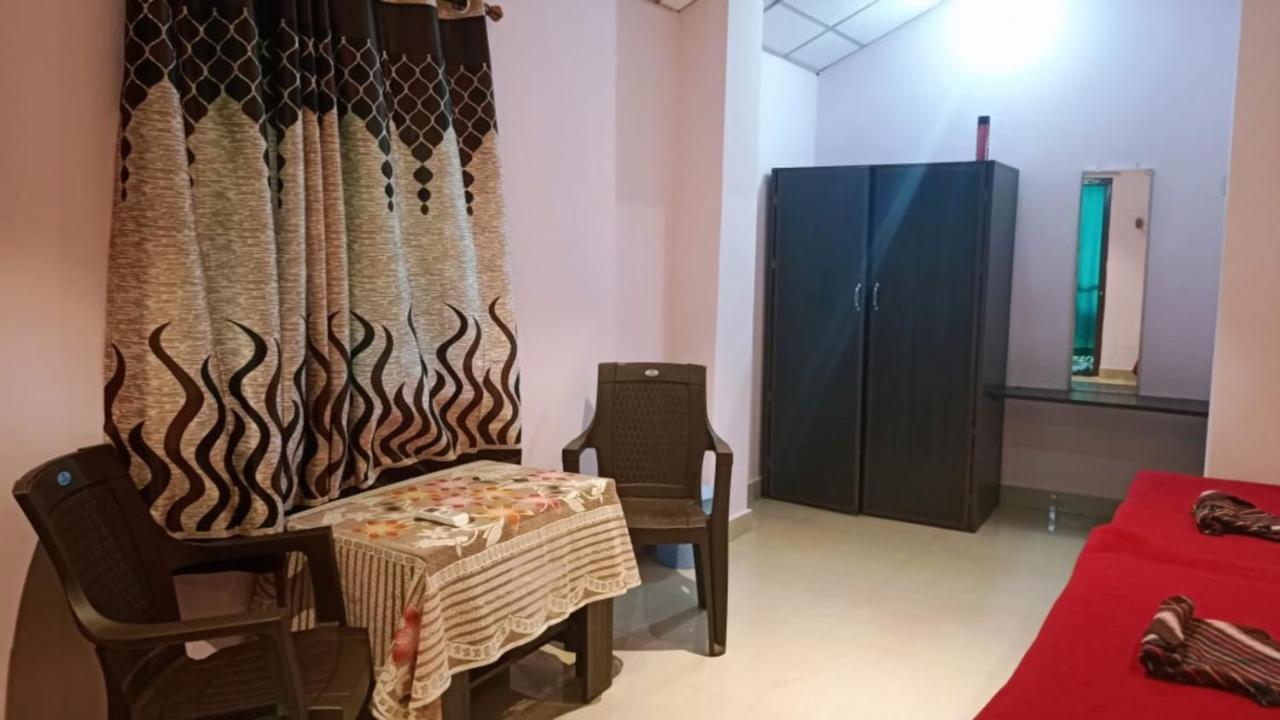 The Leisure Home Stay Shadipur Bagian luar foto